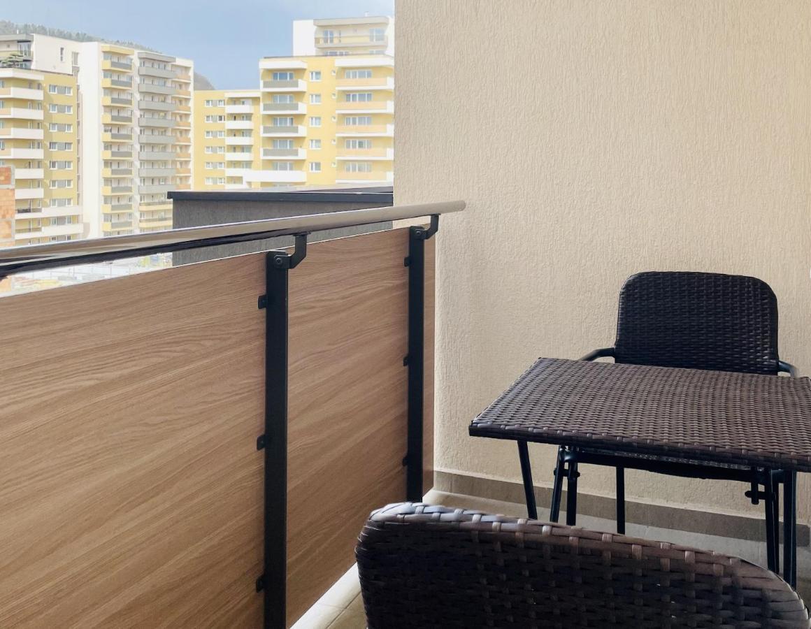 Mountain Crib In Urban Plaza W. Parking & Netflix Apartment Брашов Екстериор снимка