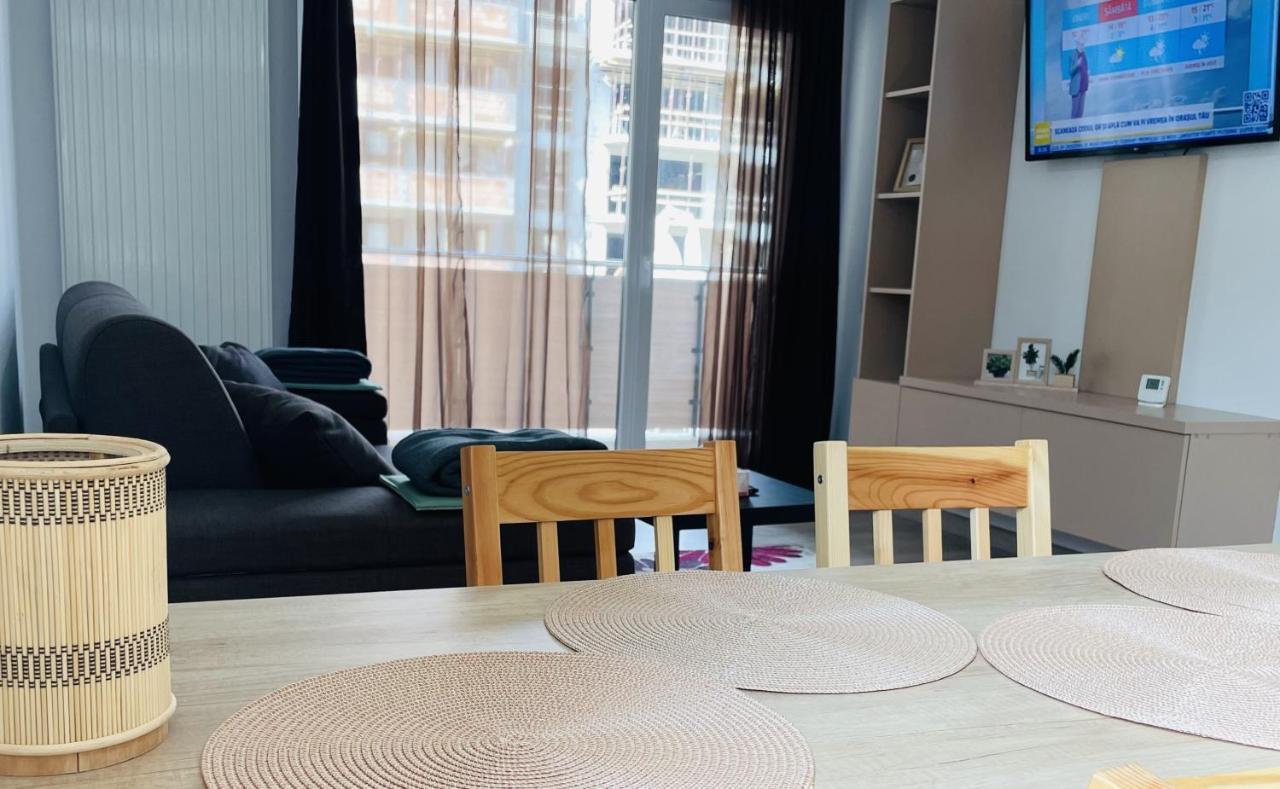 Mountain Crib In Urban Plaza W. Parking & Netflix Apartment Брашов Екстериор снимка