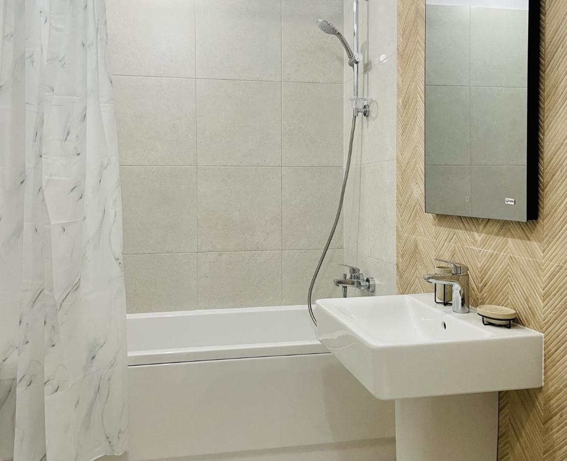 Mountain Crib In Urban Plaza W. Parking & Netflix Apartment Брашов Екстериор снимка