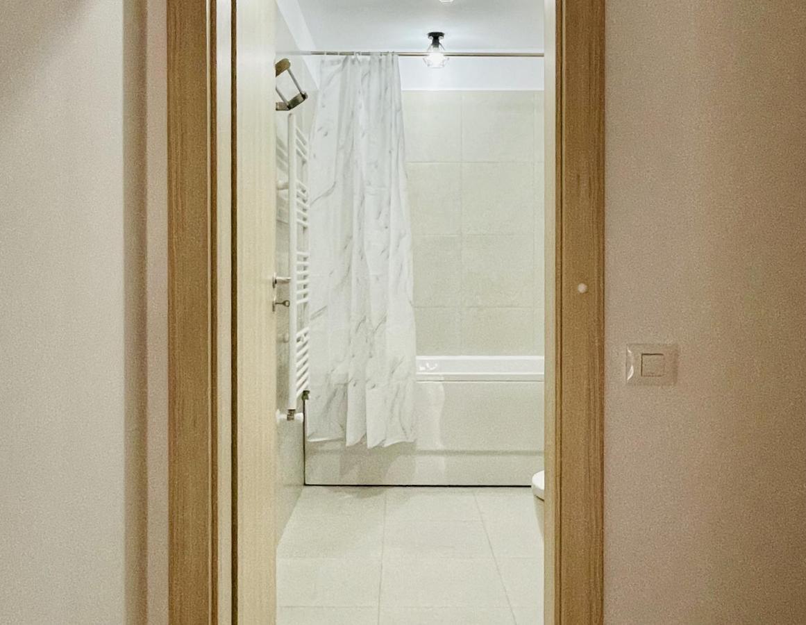 Mountain Crib In Urban Plaza W. Parking & Netflix Apartment Брашов Екстериор снимка