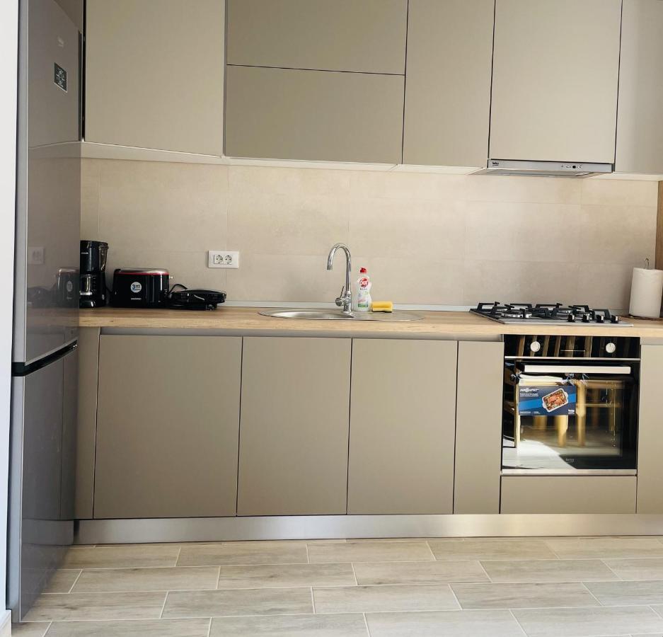 Mountain Crib In Urban Plaza W. Parking & Netflix Apartment Брашов Екстериор снимка
