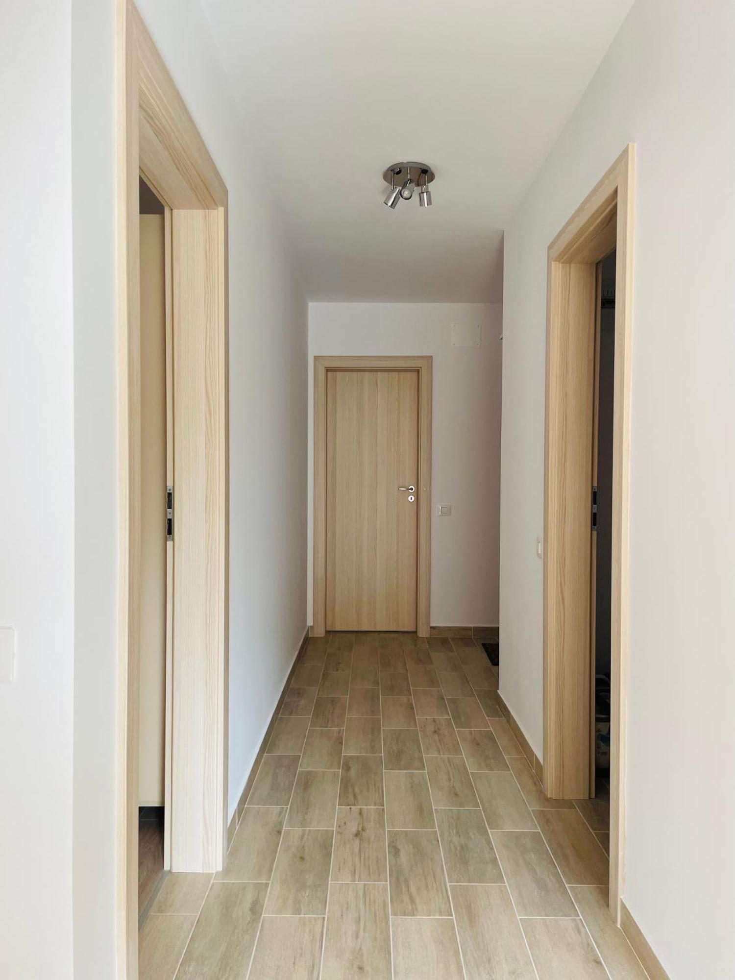 Mountain Crib In Urban Plaza W. Parking & Netflix Apartment Брашов Екстериор снимка
